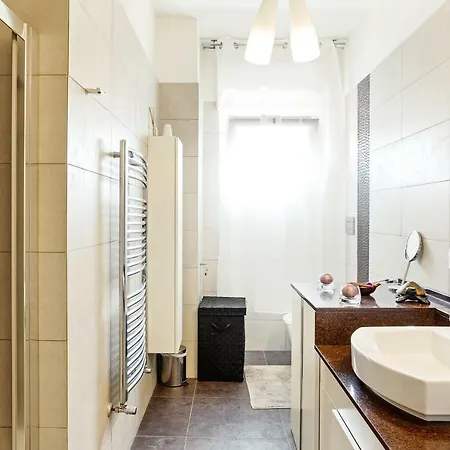 Guesthost - Airport Seaview