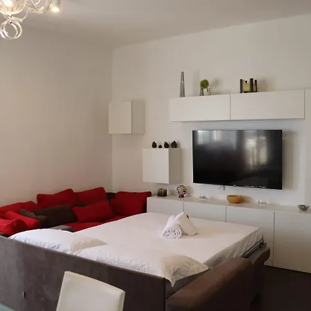 Guesthost - Airport Seaview